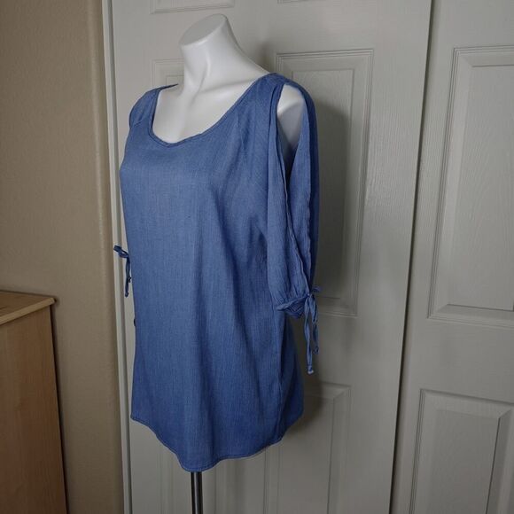 Kaileigh chambray cold shoulder blouse sz L - Picture 3 of 8